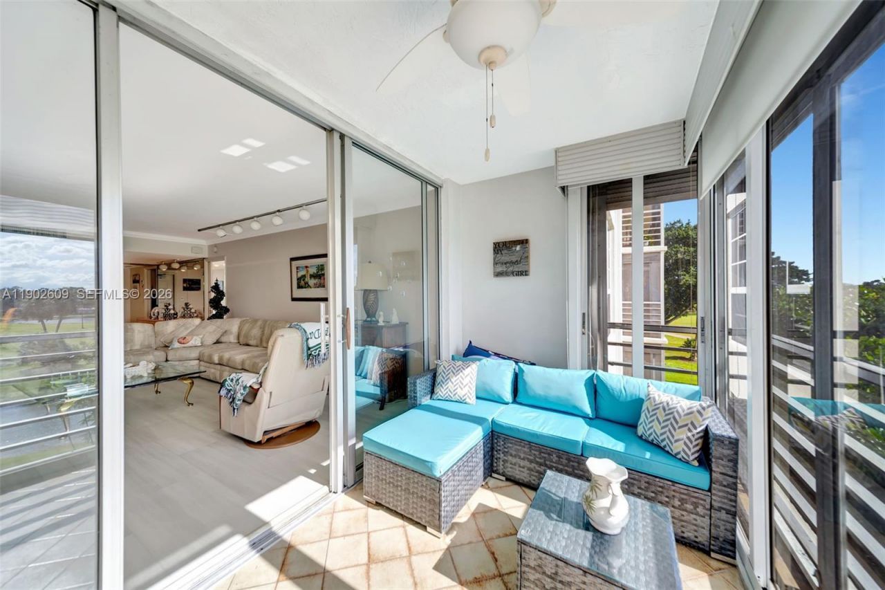 3980 Oaks Clubhouse Dr, Unit 409, Pompano Beach, FL 33069 Photo