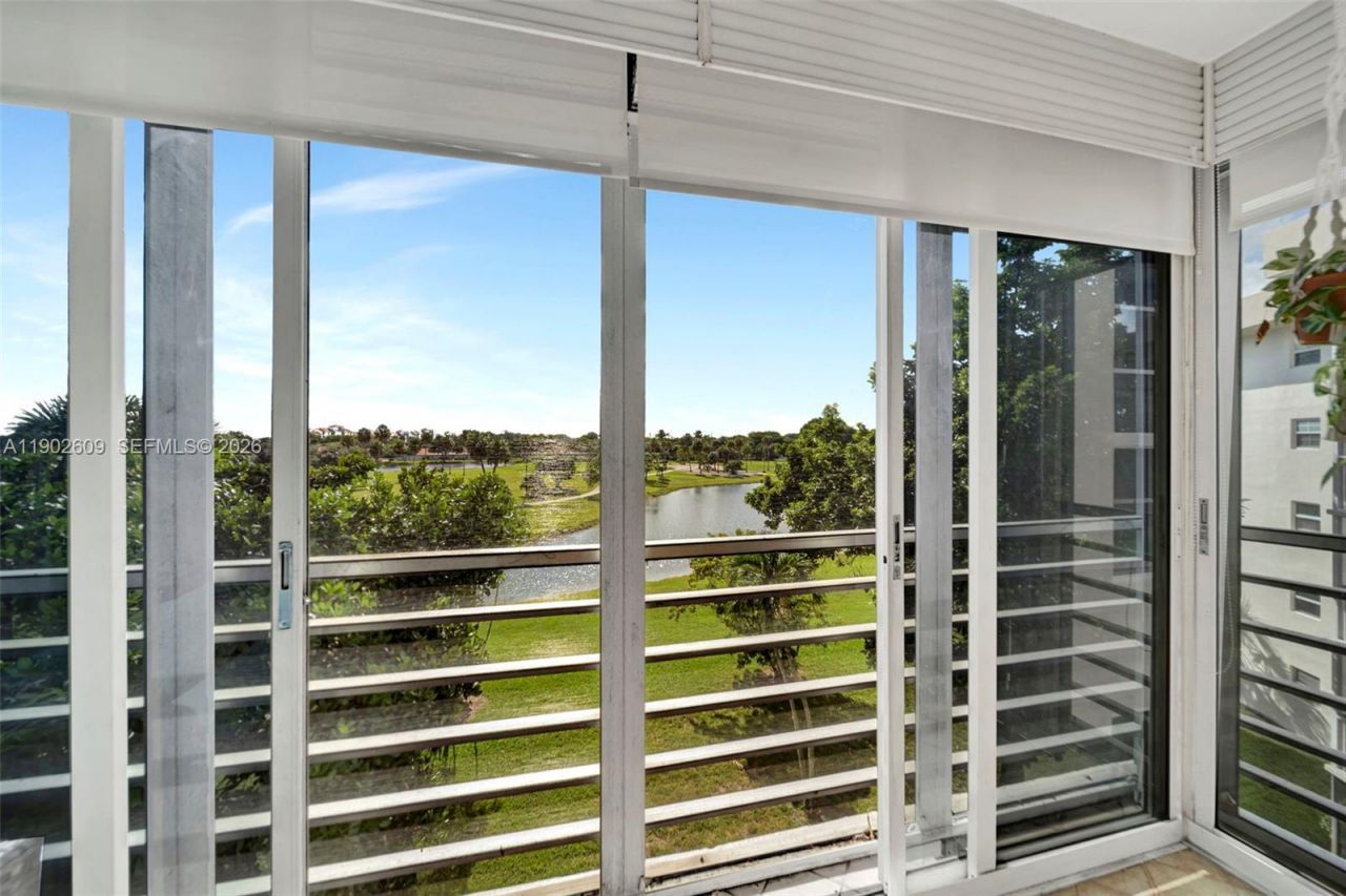 3980 Oaks Clubhouse Dr, Unit 409, Pompano Beach, FL 33069 Photo