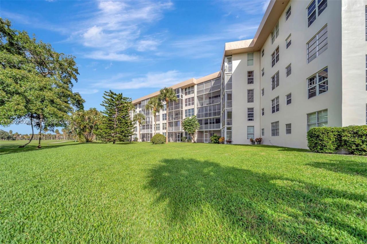3980 Oaks Clubhouse Dr, Unit 409, Pompano Beach, FL 33069 Photo