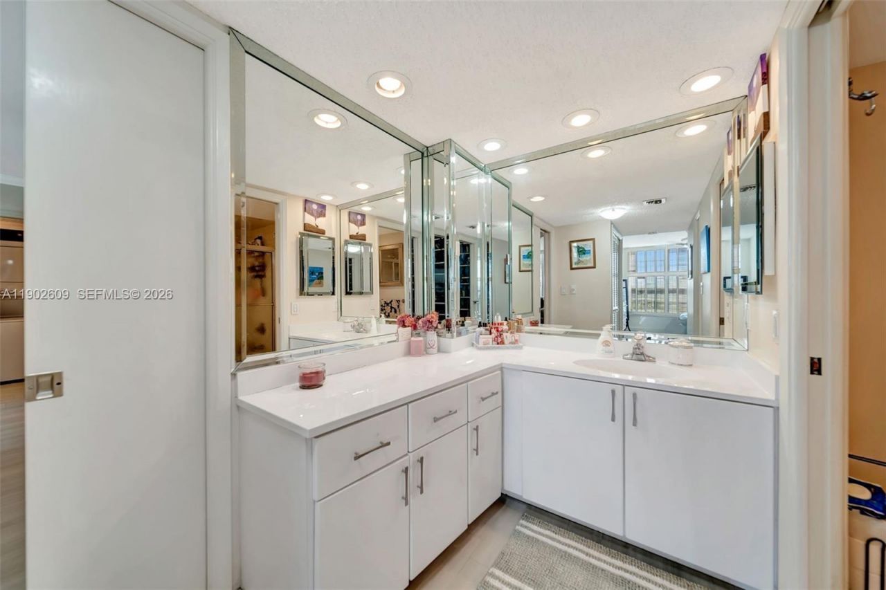 3980 Oaks Clubhouse Dr, Unit 409, Pompano Beach, FL 33069 Photo