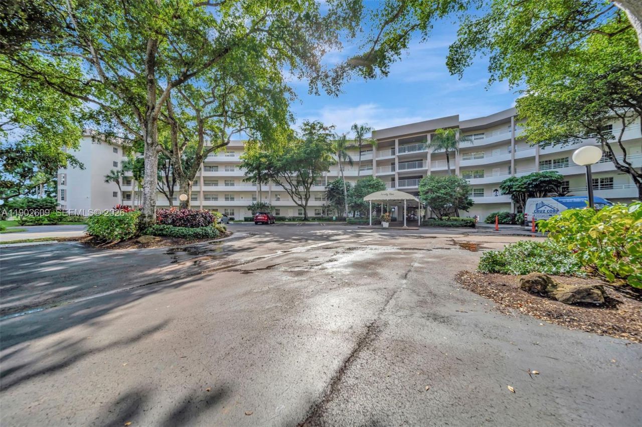 3980 Oaks Clubhouse Dr, Unit 409, Pompano Beach, FL 33069 Photo