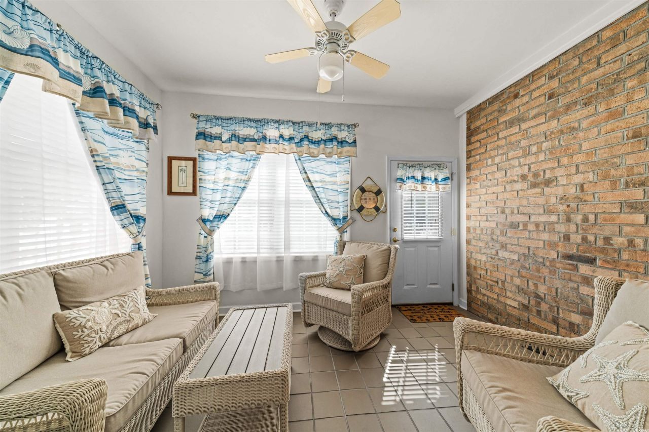 2621 Sarasota St. Photo 6