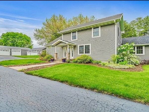 2912 Woodlawn Road, Sterling, IL 61081