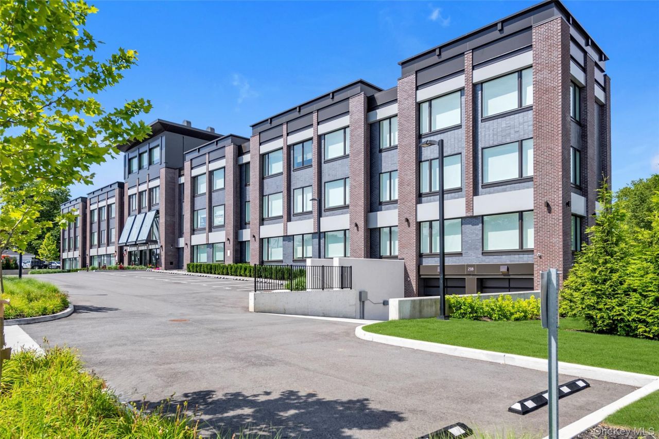 218 Middle Neck Road, Unit 207, Great Neck, NY 11021 Main Photo