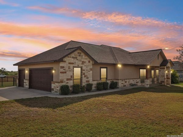 100 Fairway, Floresville, TX 78114