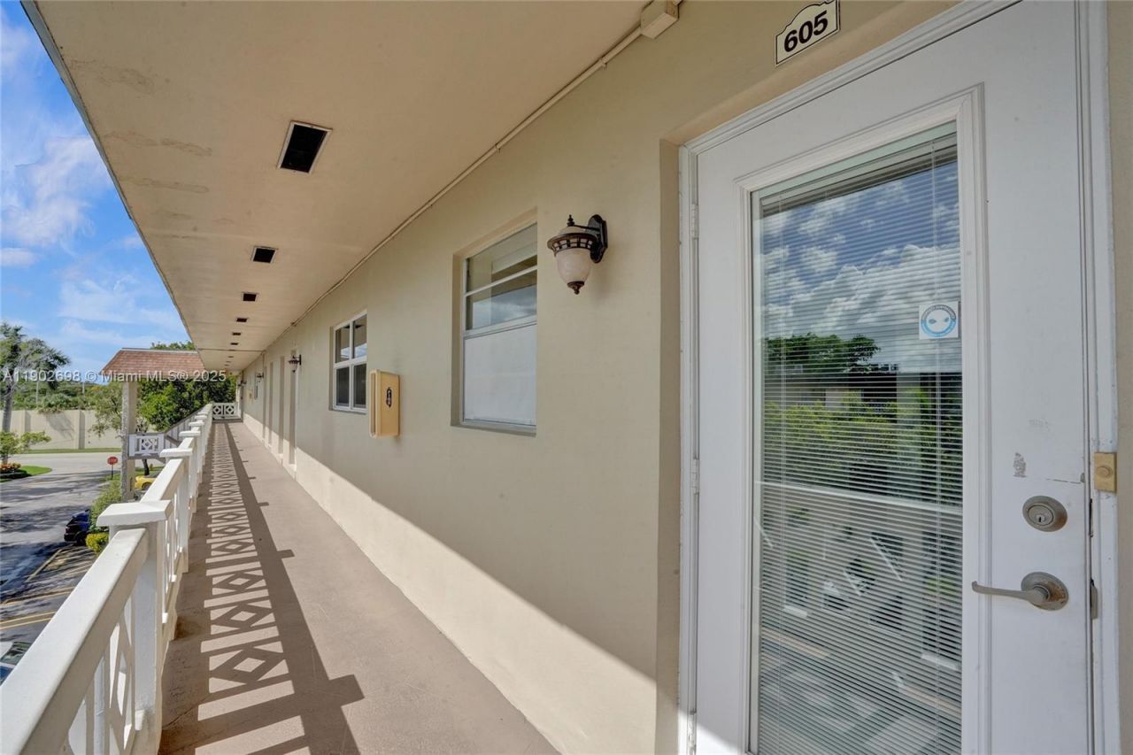 5103 NW 35th St, Unit 605, Lauderdale Lakes, FL 33319 Photo