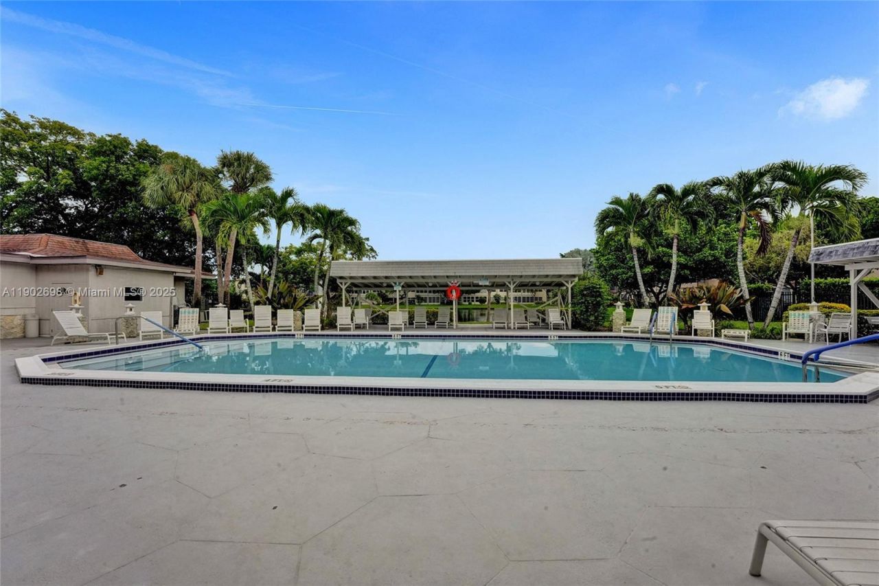 5103 NW 35th St, Unit 605, Lauderdale Lakes, FL 33319 Photo