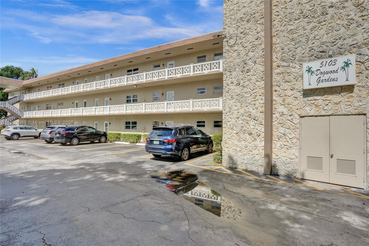 5103 NW 35th St, Unit 605, Lauderdale Lakes, FL 33319 Photo