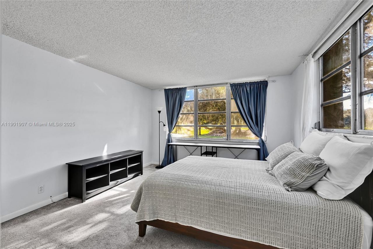 3001 W Rolling Hills Cir, Unit 210, Davie, FL 33328 Photo