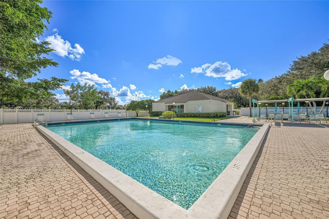 3001 W Rolling Hills Cir, Unit 210, Davie, FL 33328 Photo