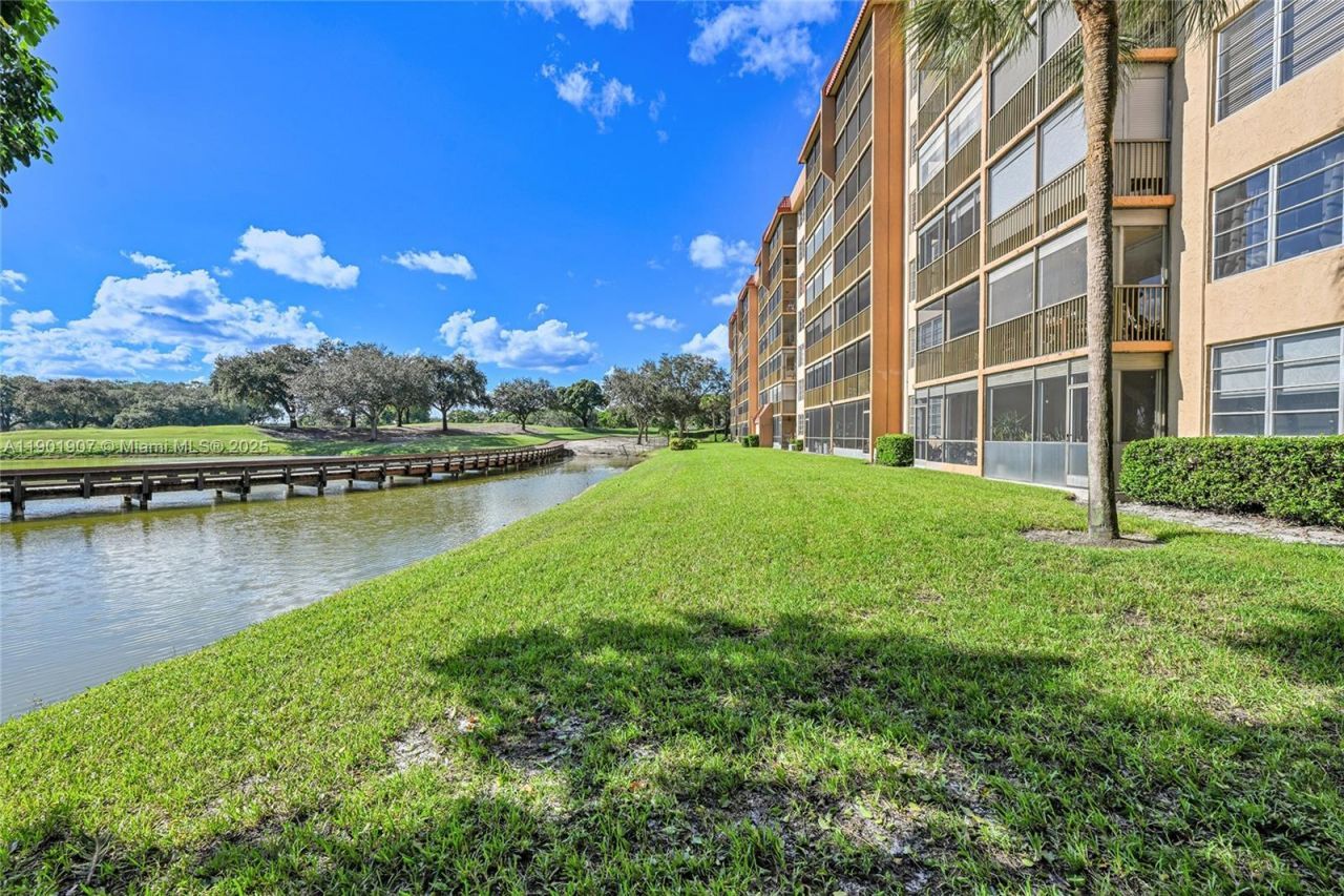 3001 W Rolling Hills Cir, Unit 210, Davie, FL 33328 Photo