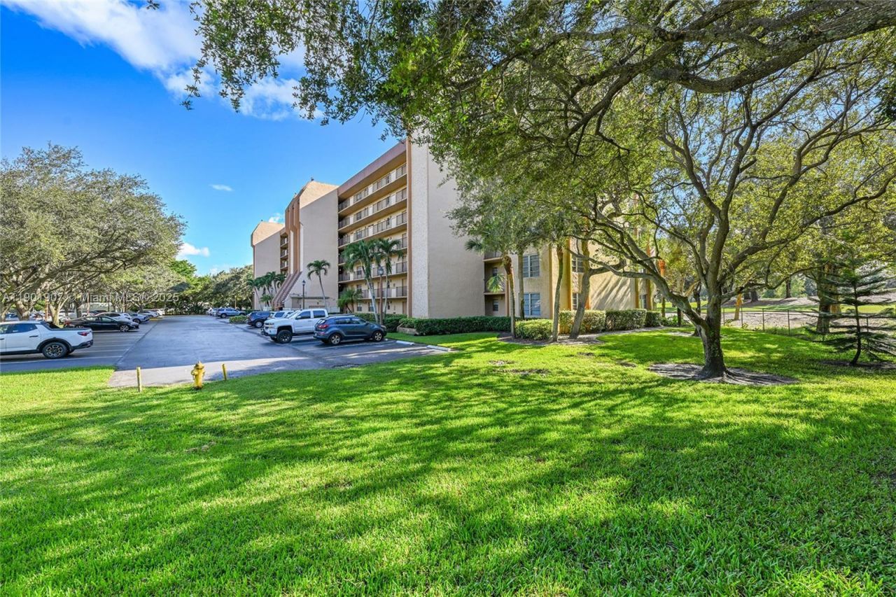 3001 W Rolling Hills Cir, Unit 210, Davie, FL 33328 Photo