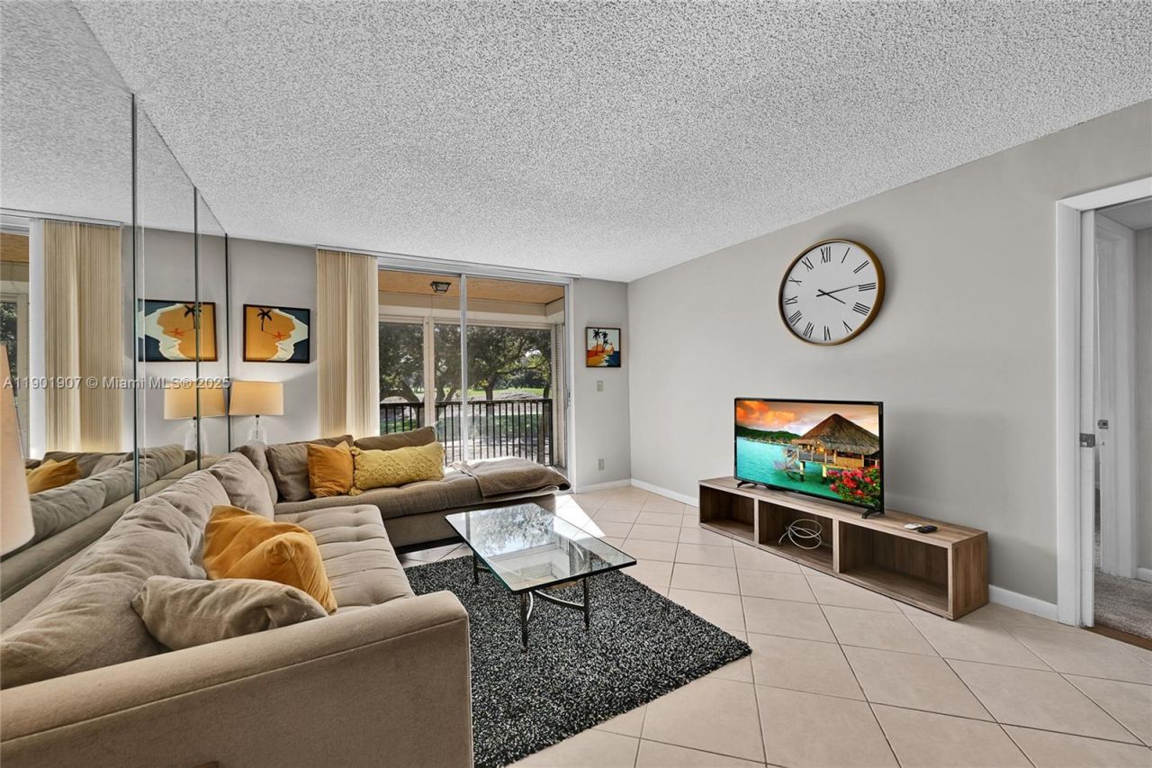 3001 W Rolling Hills Cir, Unit 210, Davie, FL 33328 Photo