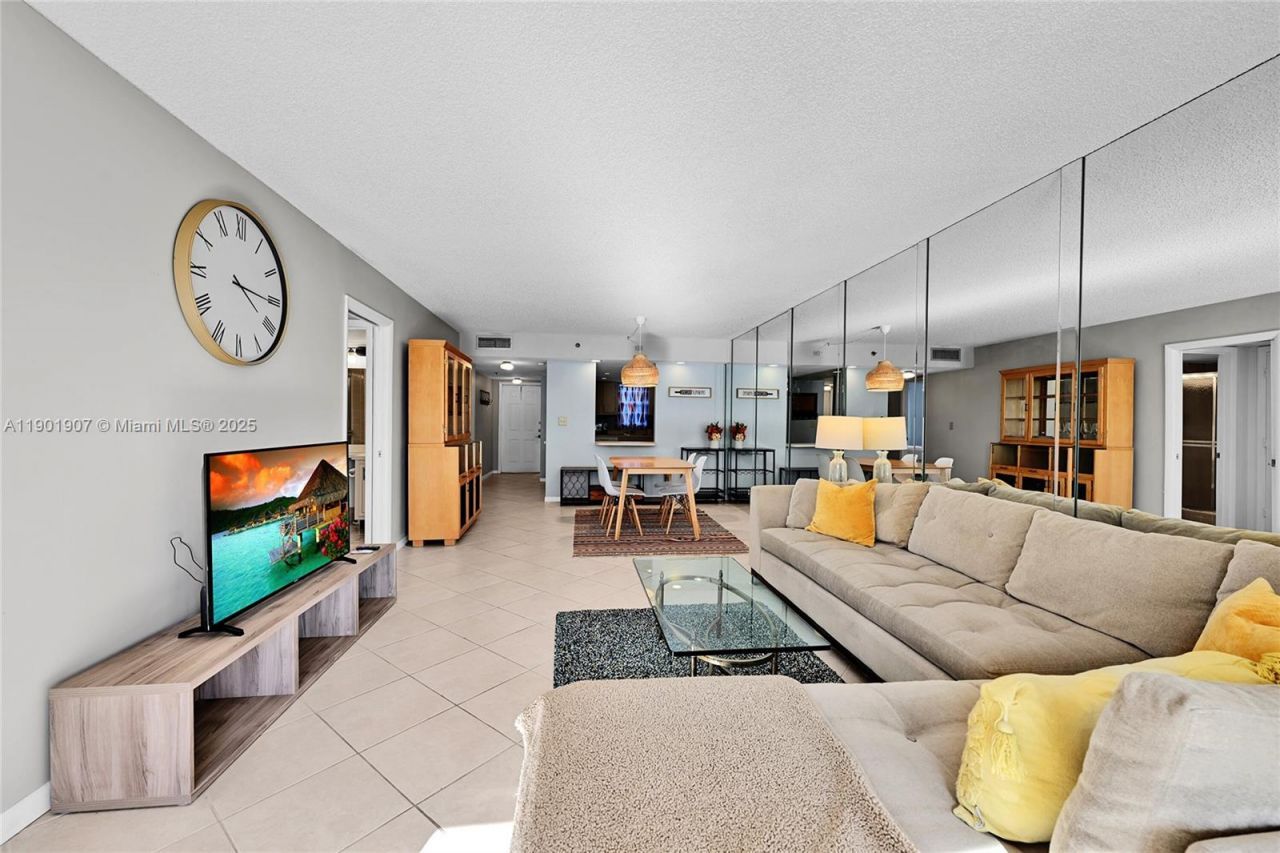 3001 W Rolling Hills Cir, Unit 210, Davie, FL 33328 Photo