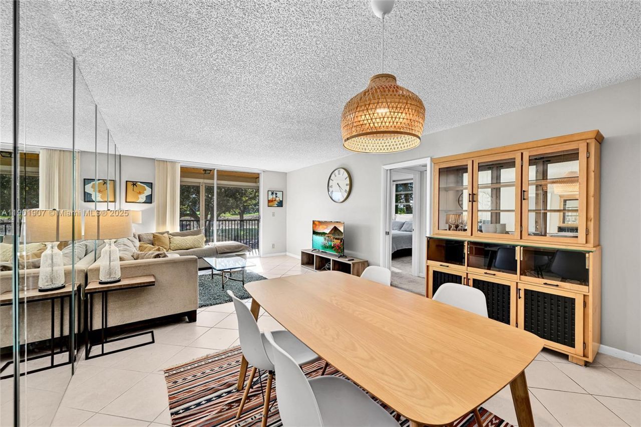 3001 W Rolling Hills Cir, Unit 210, Davie, FL 33328 Photo