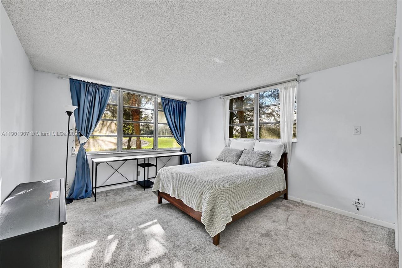 3001 W Rolling Hills Cir, Unit 210, Davie, FL 33328 Photo