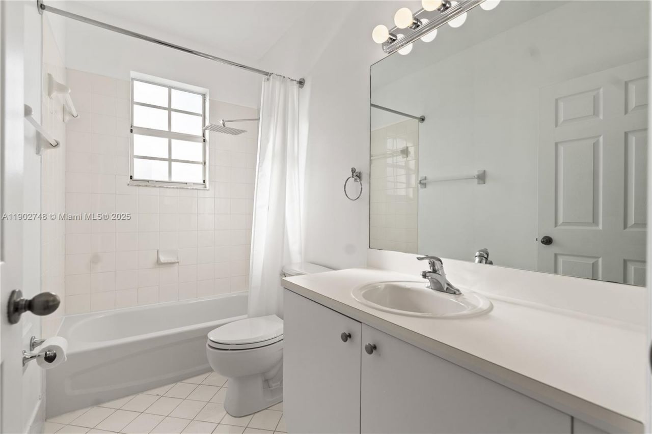 1398 NE 33rd Ave, Unit 201-25, Homestead, FL 33033 Photo