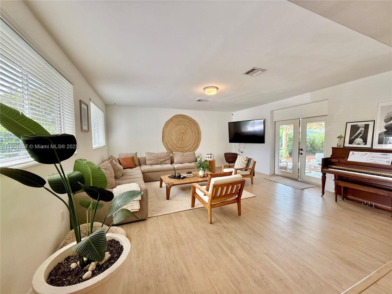 125 NE 150th St, Miami, FL 33161 Photo