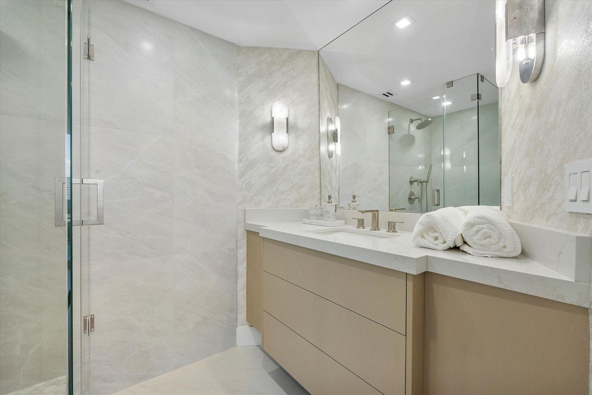 3100 N Ocean Boulevard, Unit 704, Fort Lauderdale, FL 33308 Photo