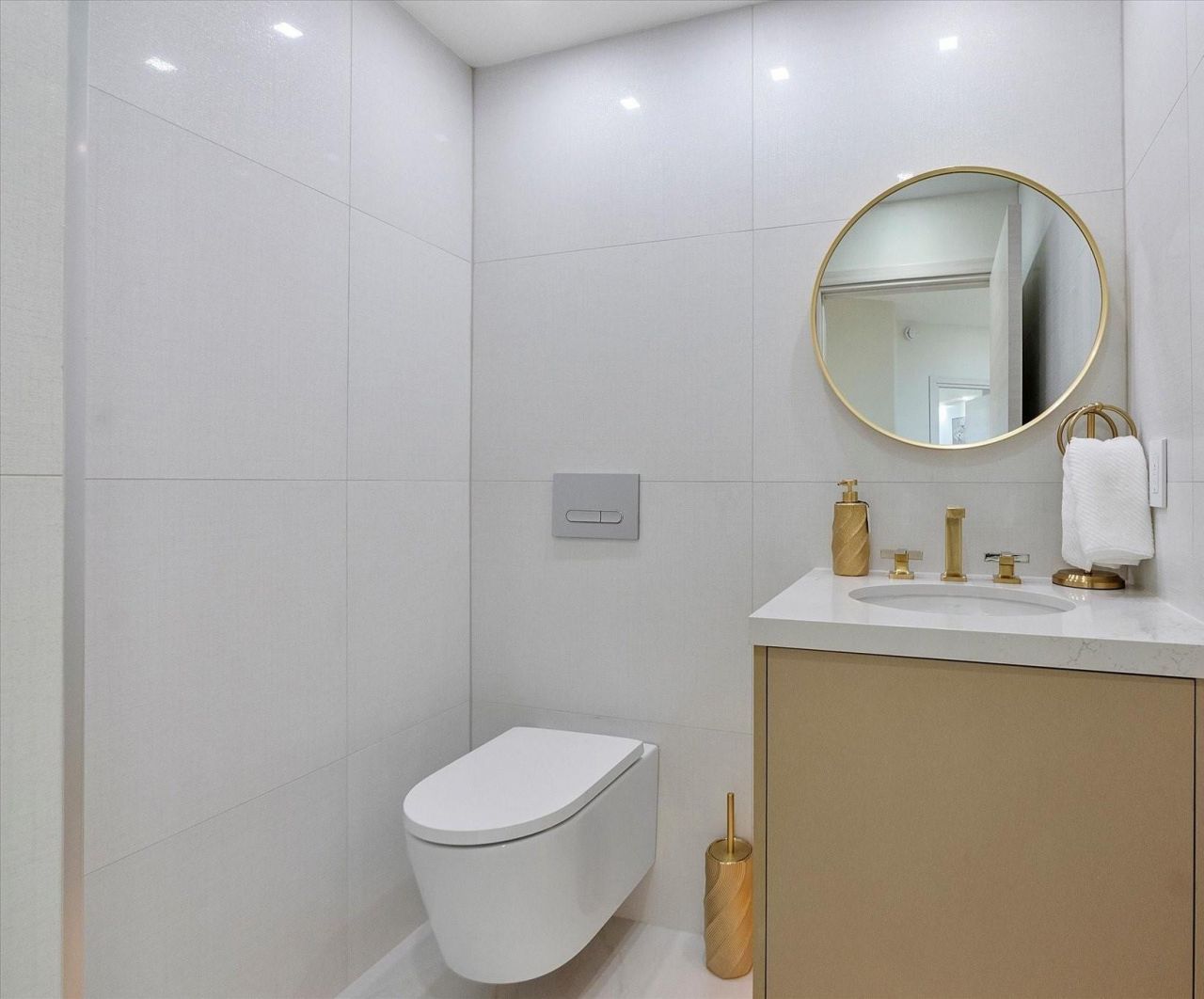 3100 N Ocean Boulevard, Unit 704, Fort Lauderdale, FL 33308 Photo