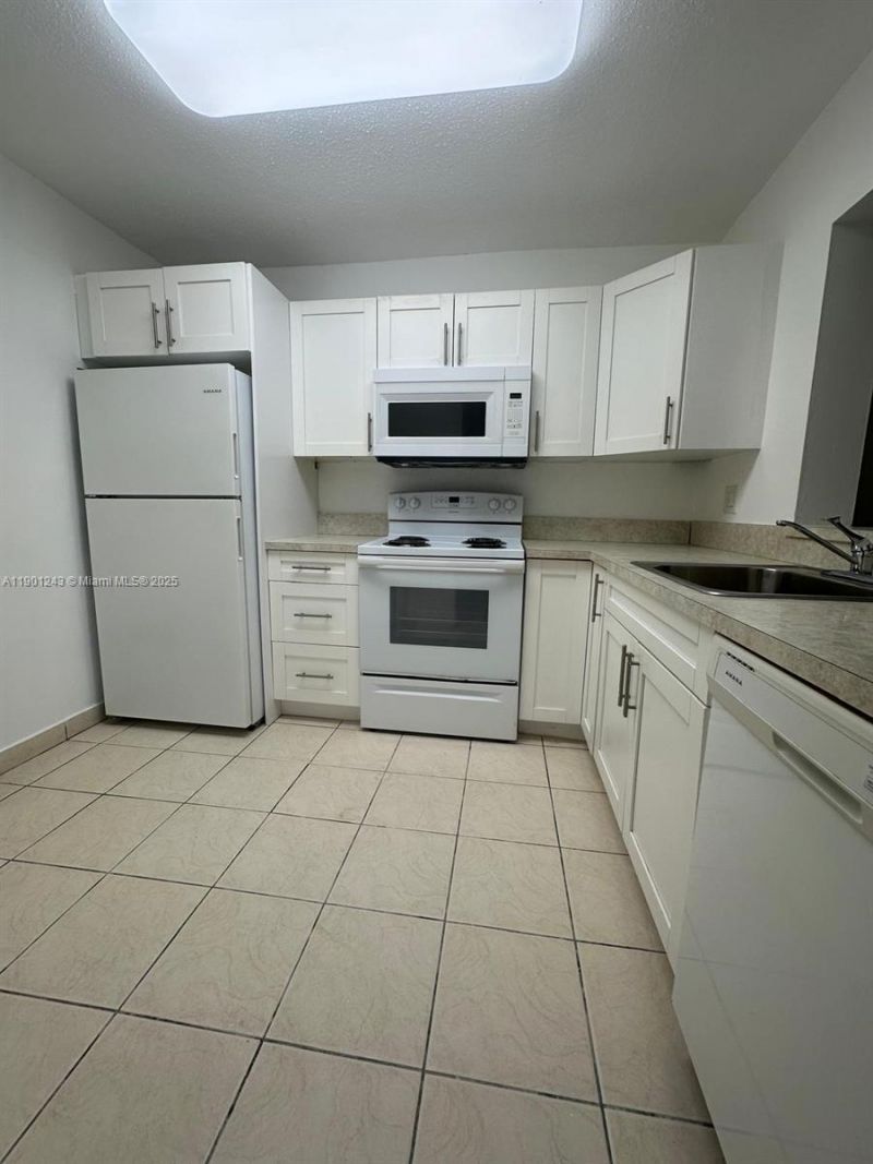 18101 NW 68th Ave, Unit E210, Hialeah, FL 33015 Photo