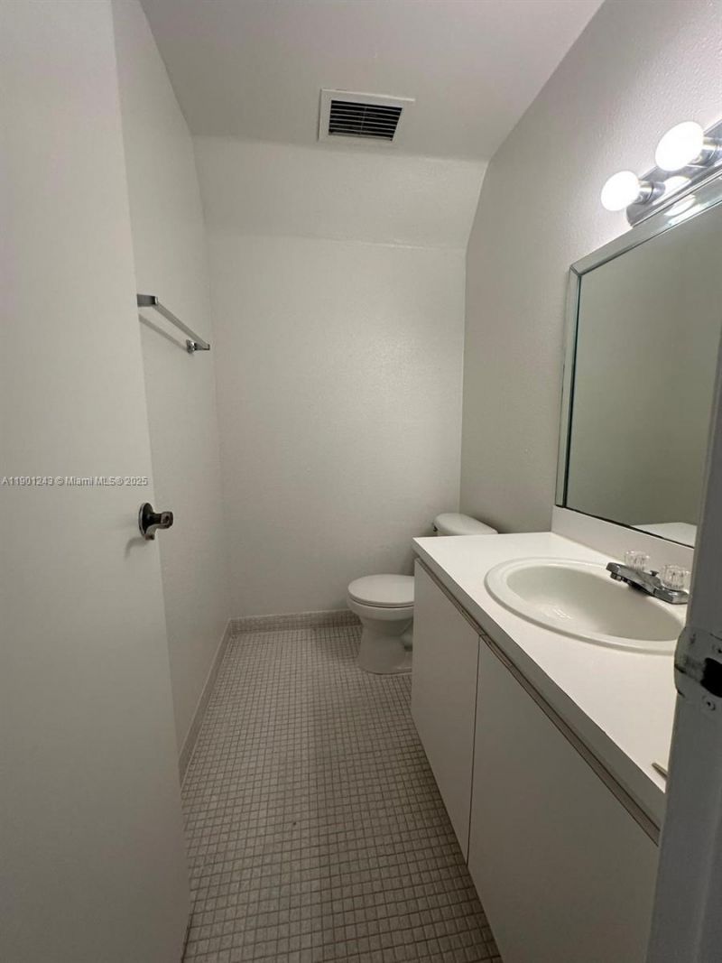 18101 NW 68th Ave, Unit E210, Hialeah, FL 33015 Photo