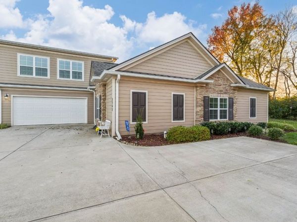 2542 Stonecenter Ln, Murfreesboro, TN 37128