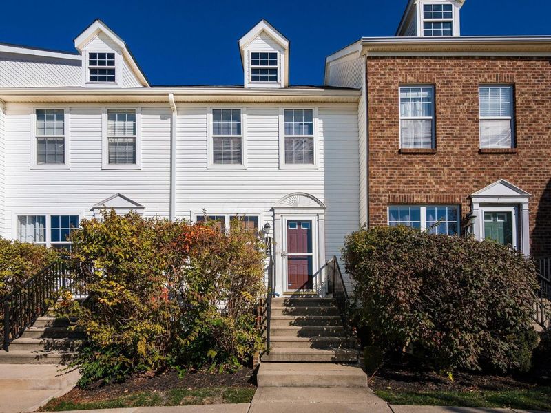 1024 Hartford Village Boulevard, Columbus, OH 43228 Photo 2