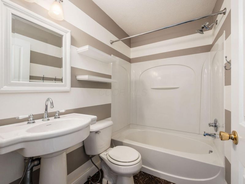 1024 Hartford Village Boulevard, Columbus, OH 43228 Photo 23