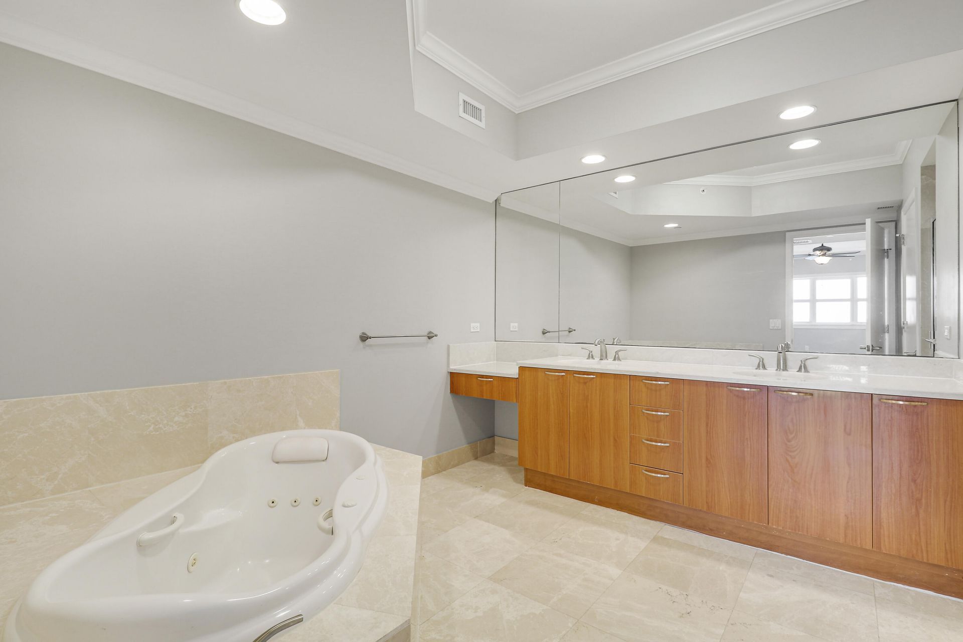 2650 Lake Shore Drive, Unit 1105, Riviera Beach, FL 33404 Photo