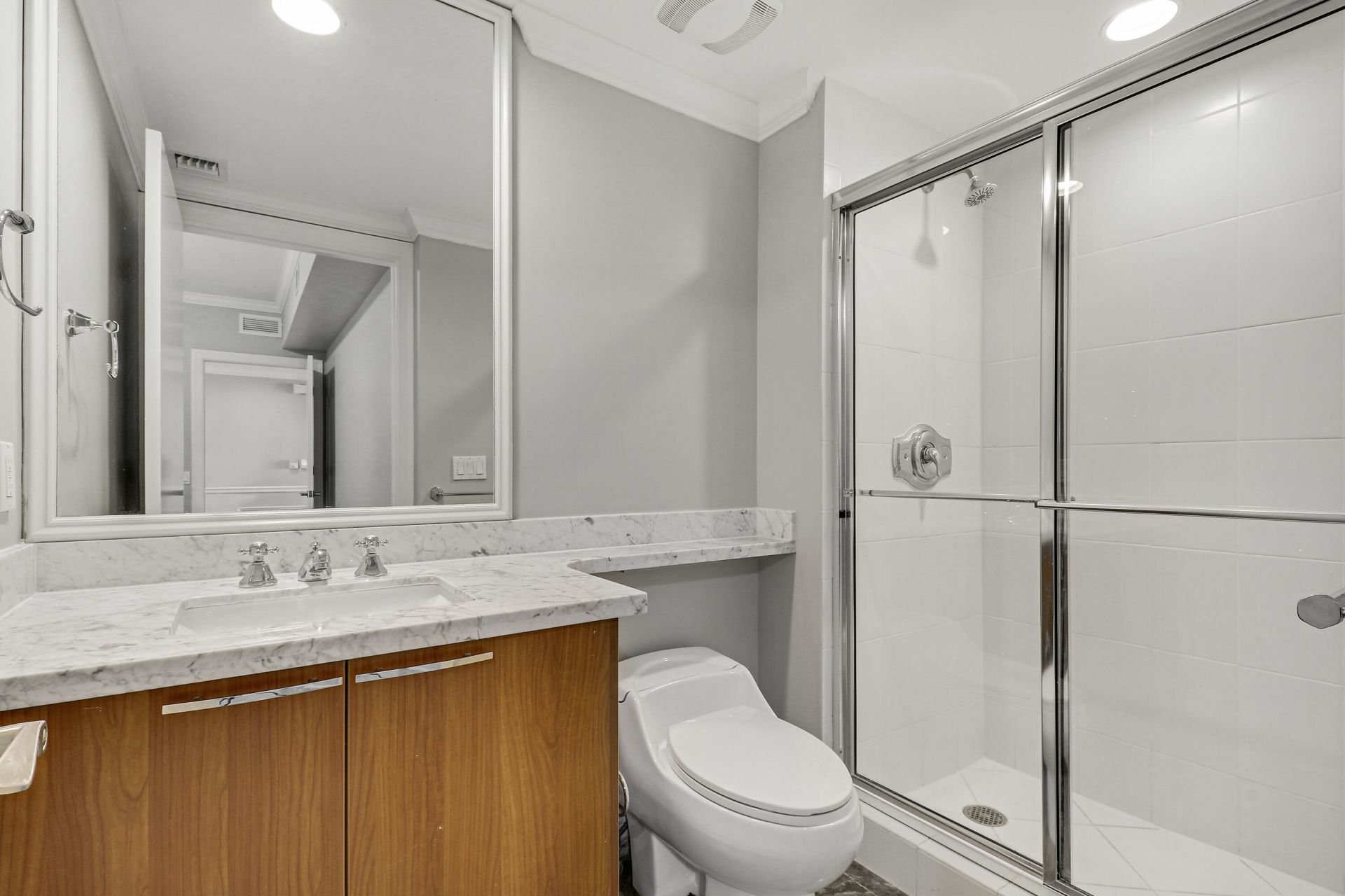 2650 Lake Shore Drive, Unit 1105, Riviera Beach, FL 33404 Photo