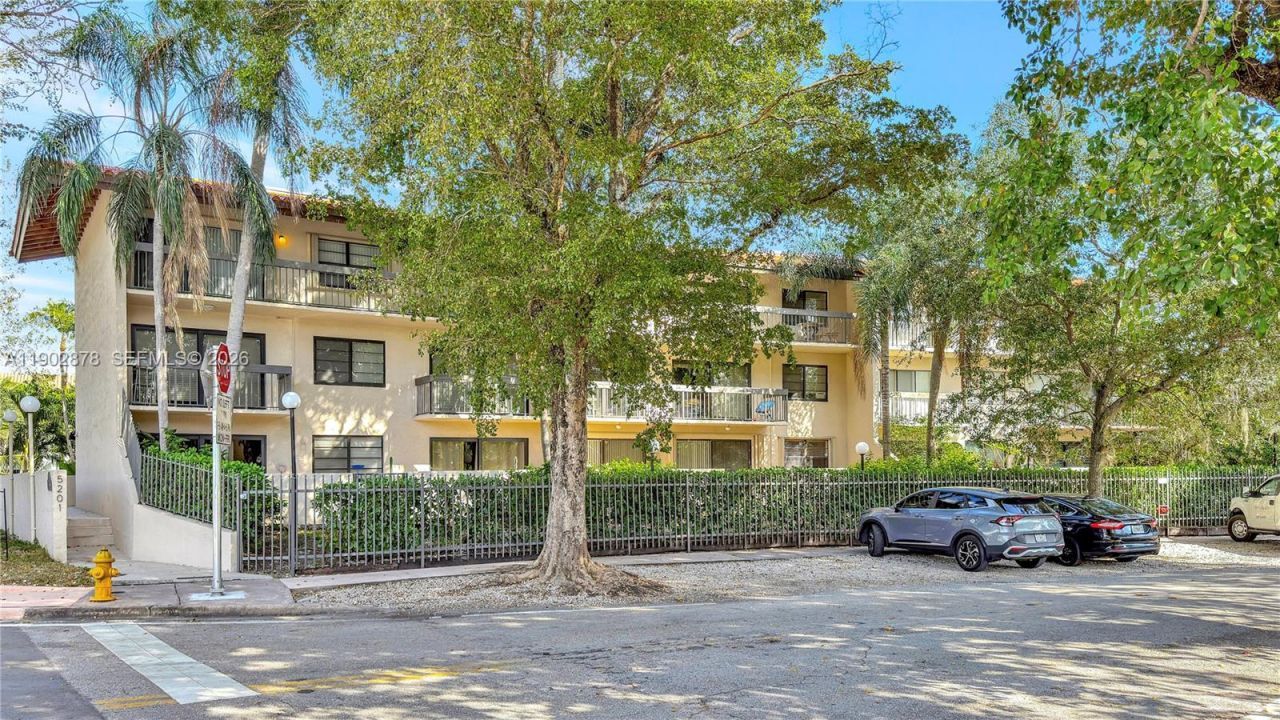 5201 Orduna Dr., Unit 15, Coral Gables, FL 33146 Photo