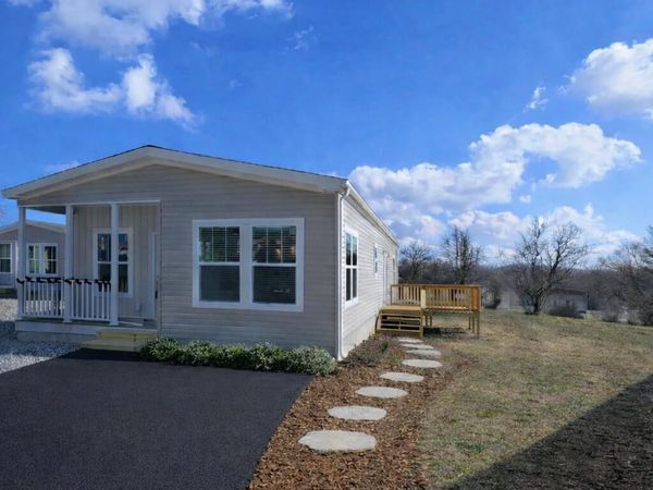 2204 Oak St Street, Gray, TN 37615