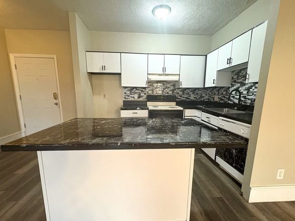 140 Chestnut St, Unit 204, Springfield, MA 01103