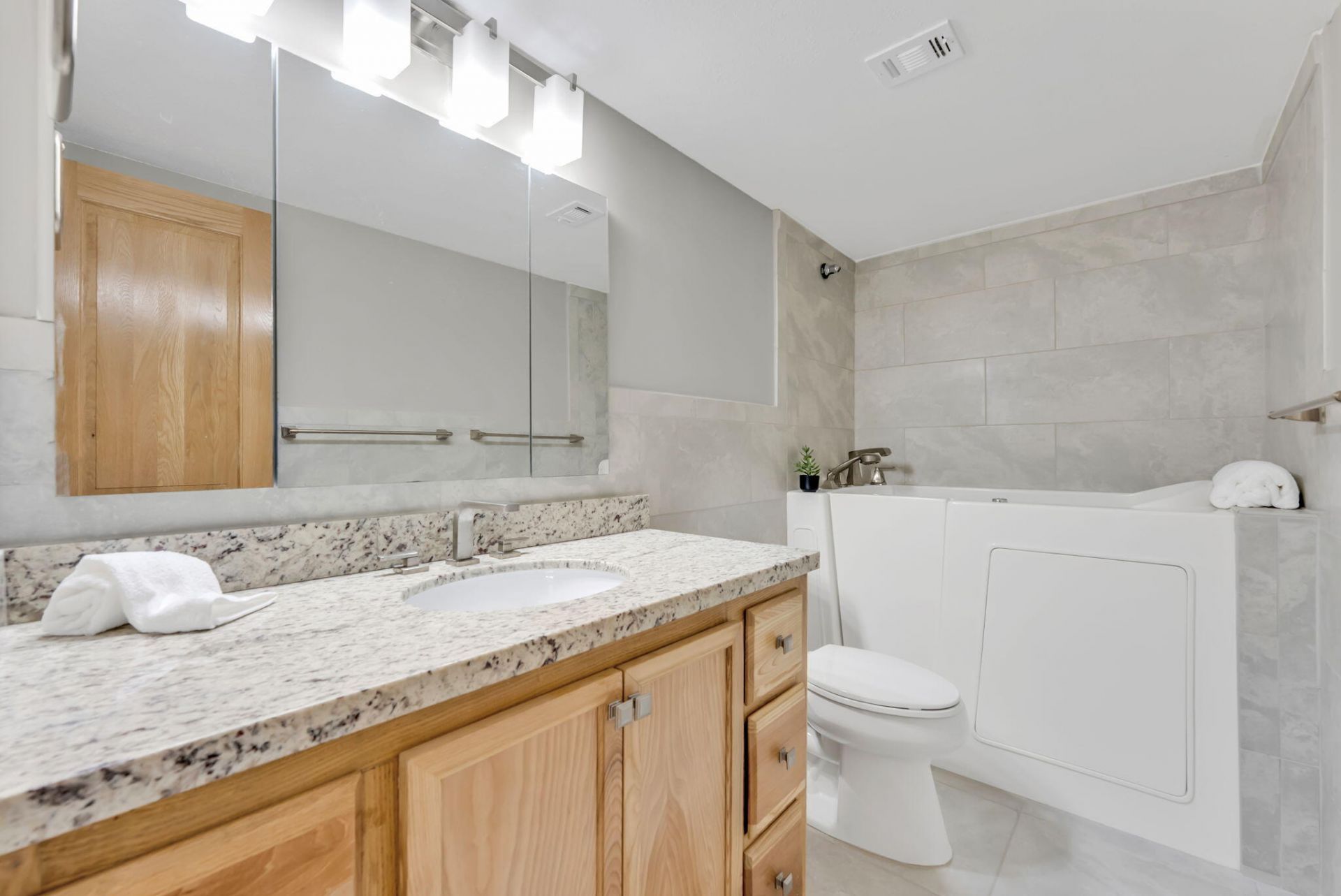 2030 S Ocean Drive, Unit 414, Hallandale Beach, FL 33009 Photo