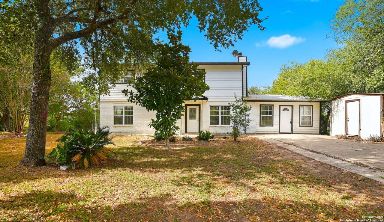 807 NE Frontage Rd., Beeville, TX 78102 Main Photo