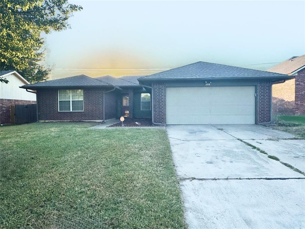 209 Bradgate Drive, Yukon, OK 73099 Main Photo