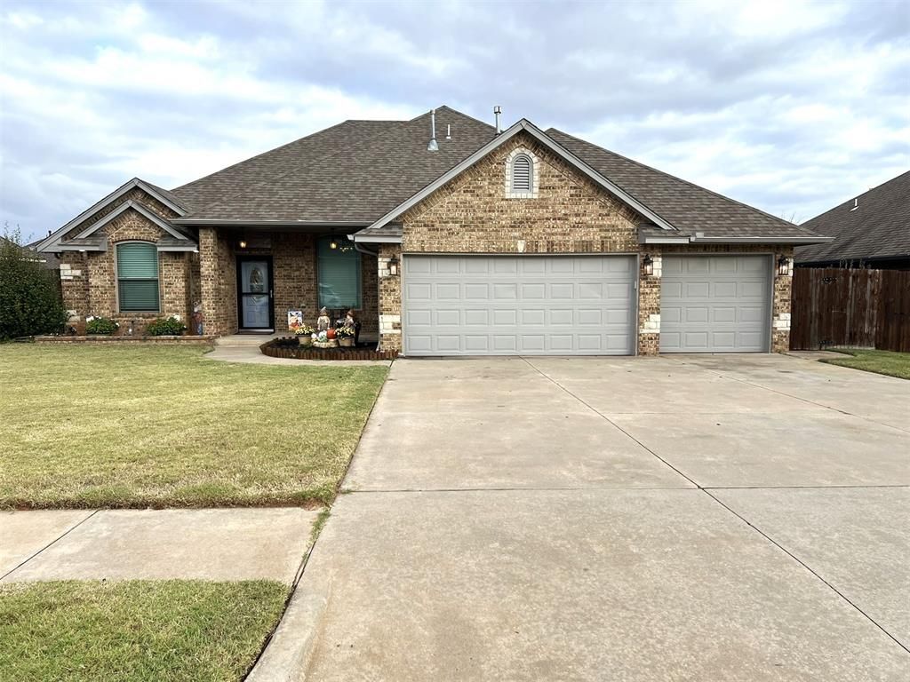 912 N Barn Hill Way, Mustang, OK 73064 Main Photo