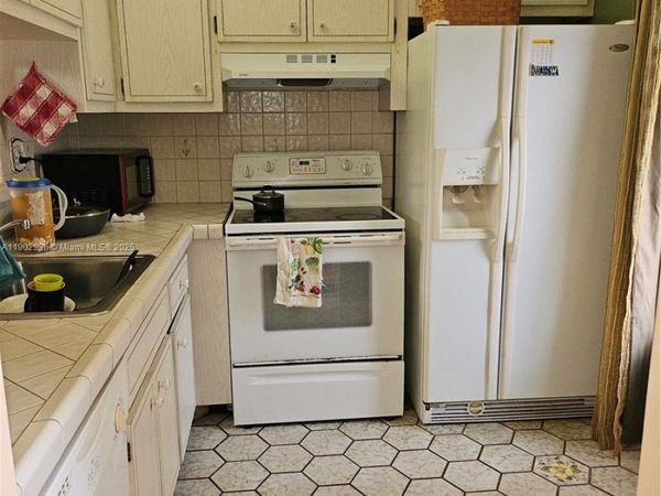 5121 W Oakland Park Blvd, Unit 211, Lauderdale Lakes, FL 33313