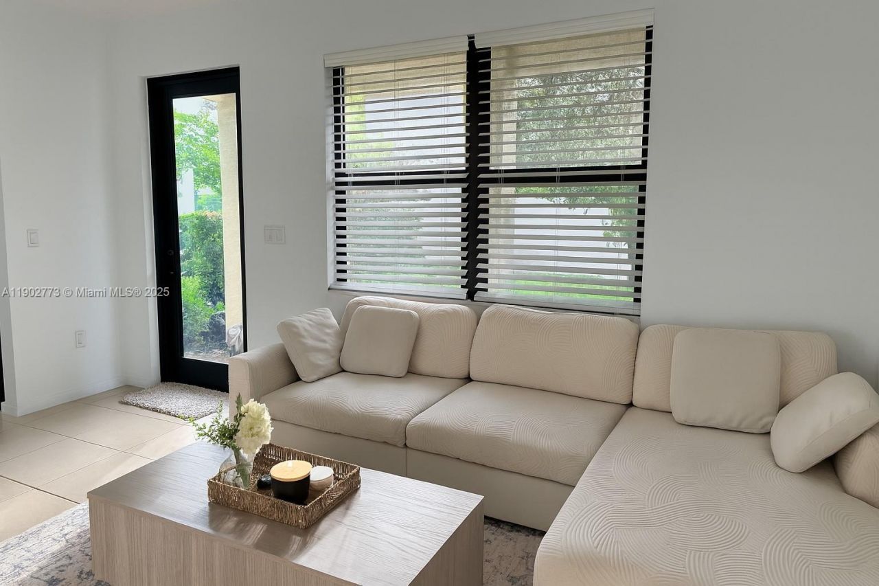 19316 NE 8th Ct, Miami, FL 33179 Photo