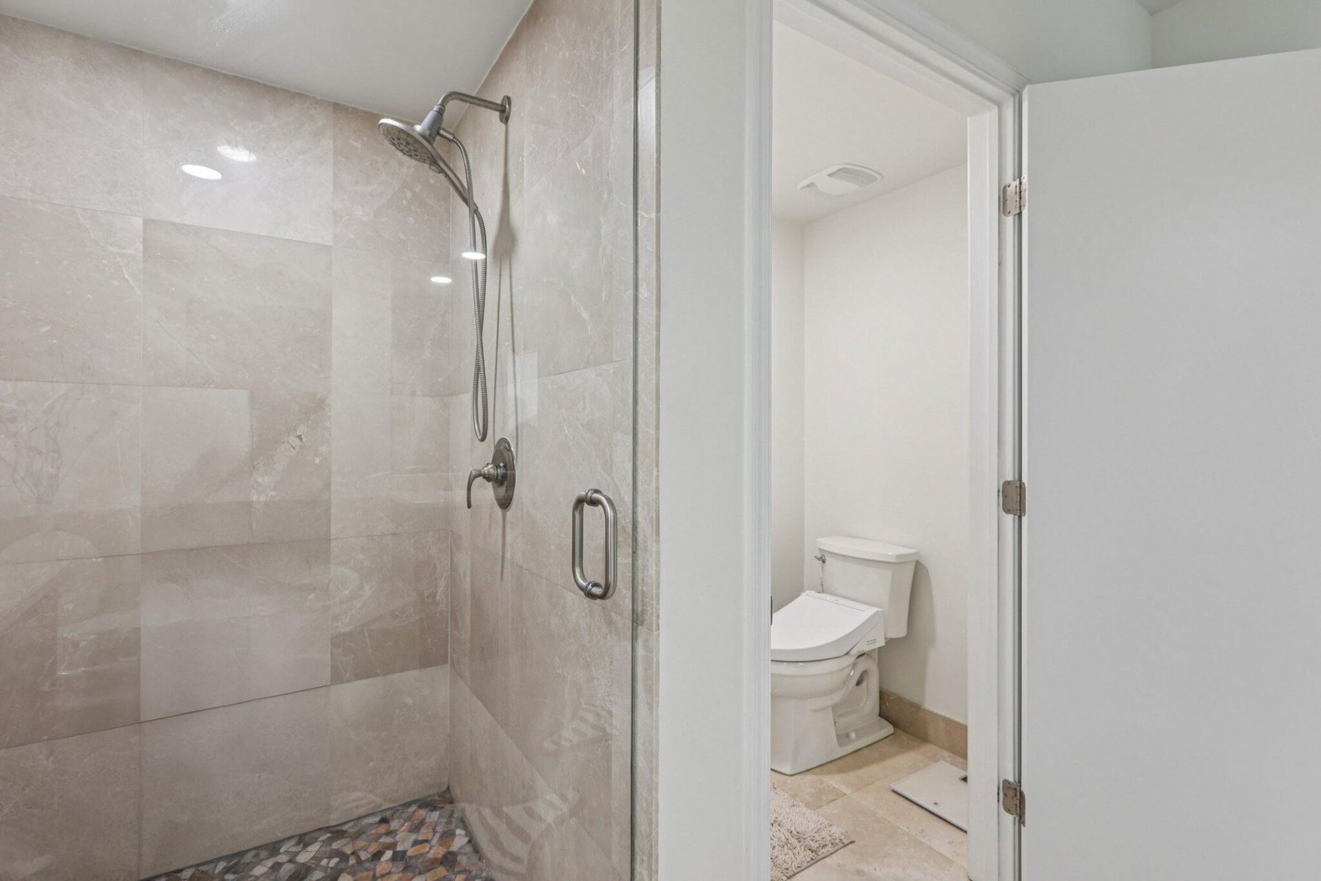 2640 Lake Shore Drive, Unit 2312, Riviera Beach, FL 33404 Photo