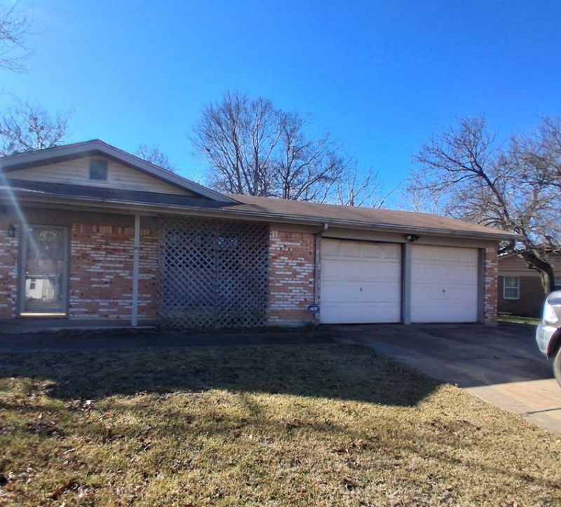 124 N Imperial Drive, Denison, TX 75020 Main Photo