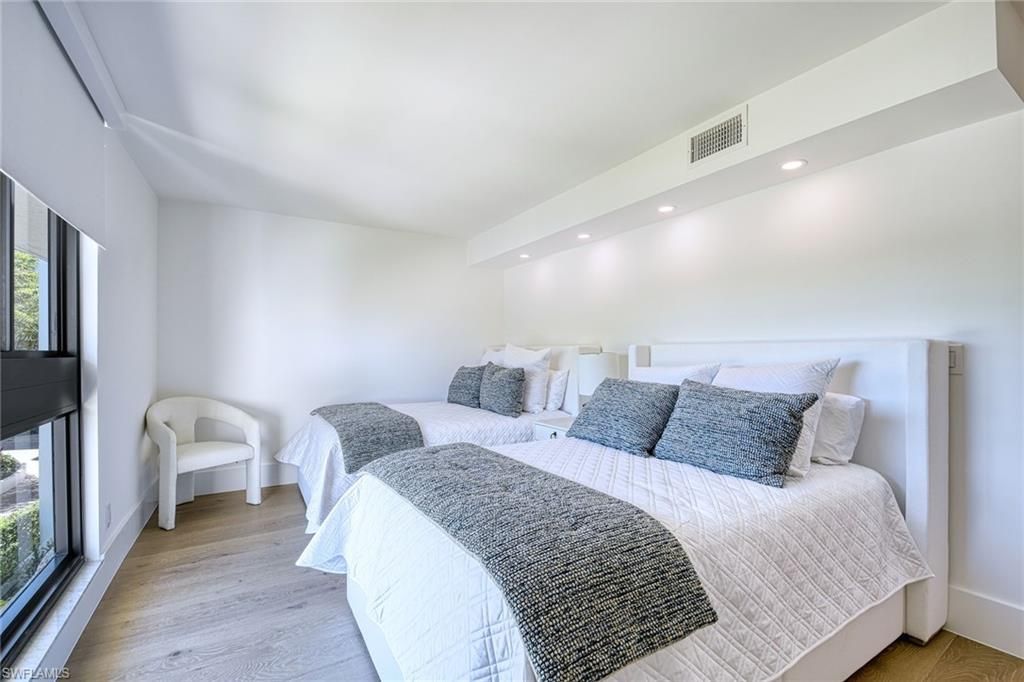 2389 Gulf Shore Blvd N, Unit 302, Naples, FL 34103 Photo