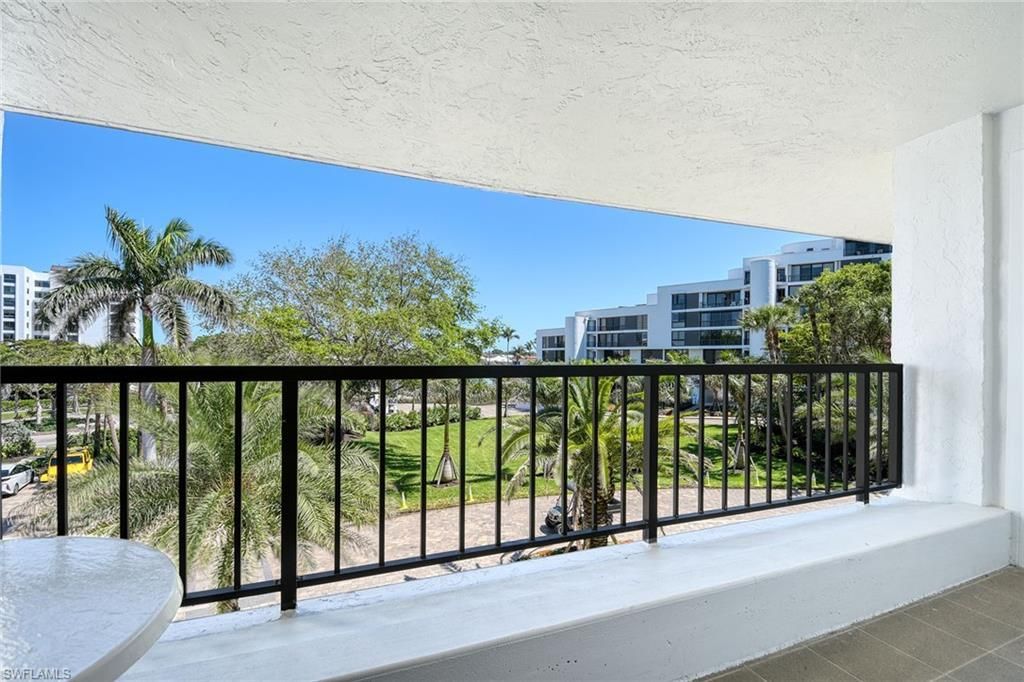 2389 Gulf Shore Blvd N, Unit 302, Naples, FL 34103 Photo