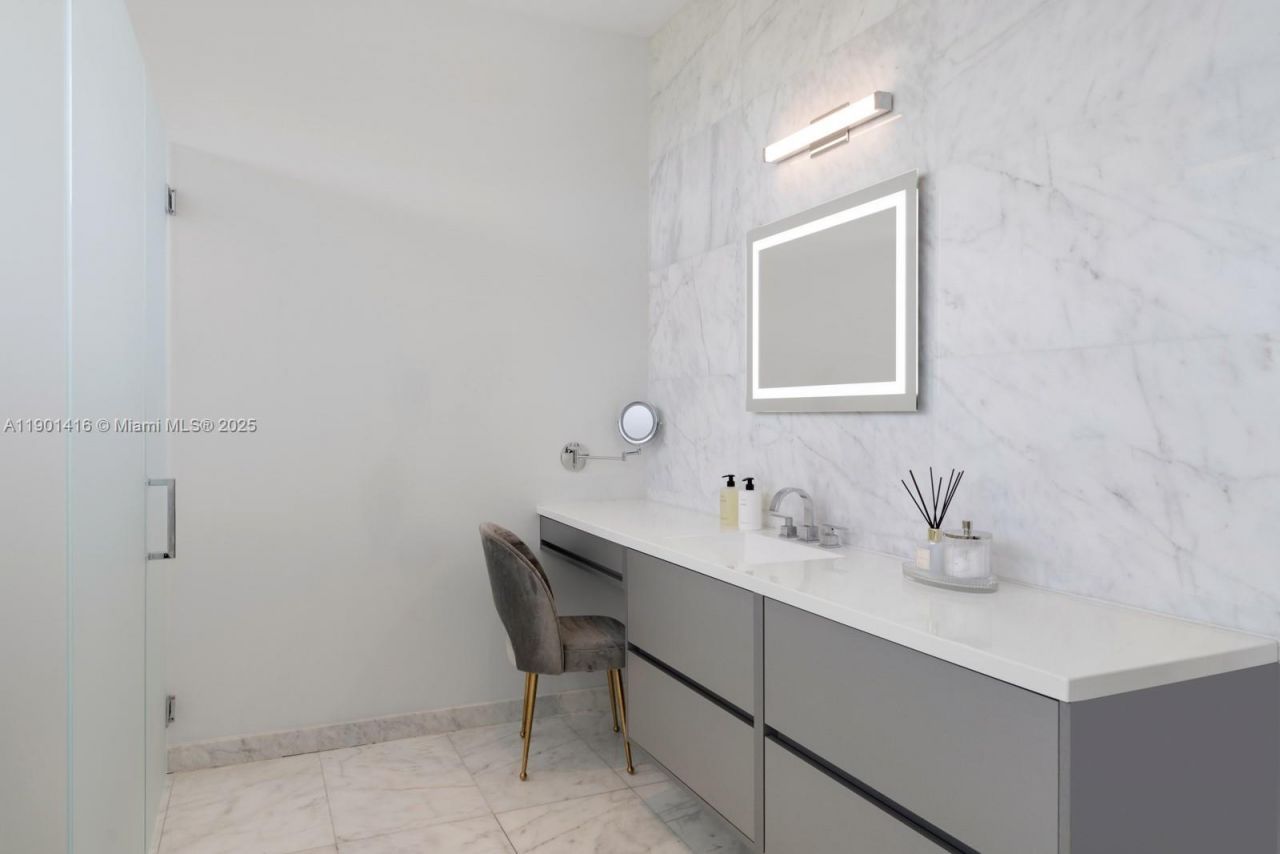 4520 N Meridian Ave, Miami Beach, FL 33140 Photo