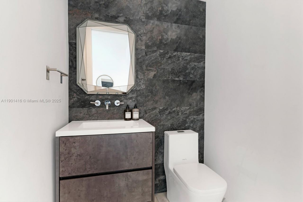 4520 N Meridian Ave, Miami Beach, FL 33140 Photo