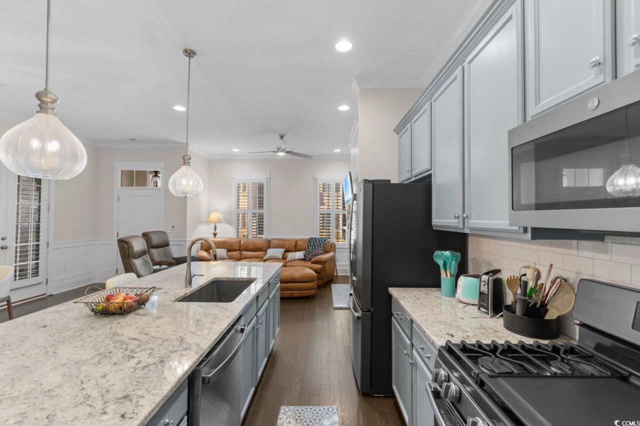 847 Iris St. Photo 10