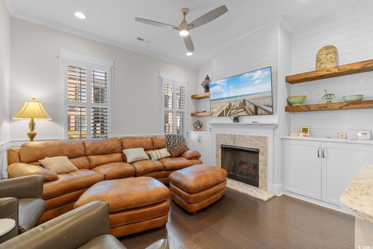 847 Iris St. Photo 4