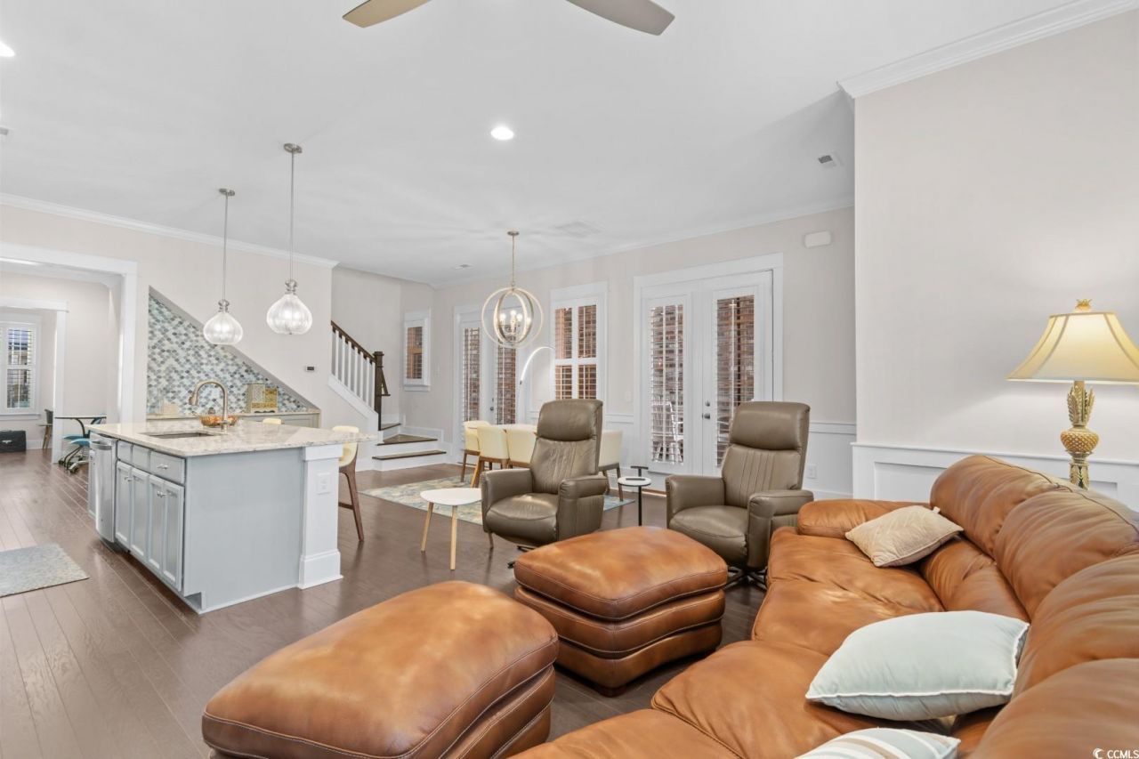 847 Iris St. Photo 6