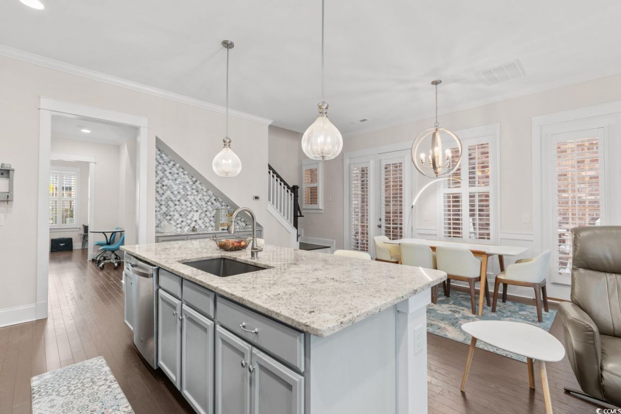 847 Iris St. Photo 7